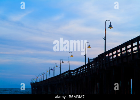 Ventura Pier con la fila di pali per illuminazione Lampade al tramonto, Ventura California USA Foto Stock