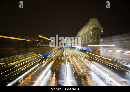 Zoom luci sfocate su strada di città Foto Stock