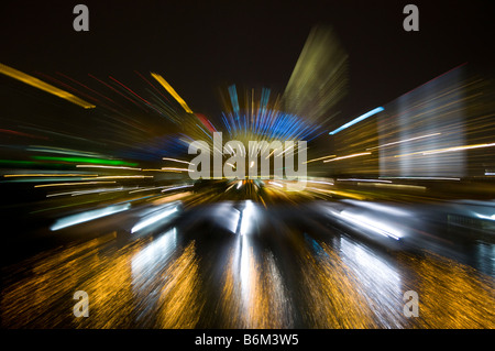 Zoom luci sfocate su strada di città Foto Stock