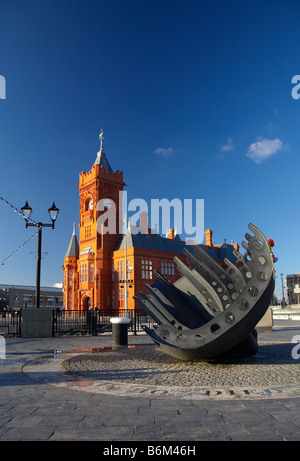 I marittimi mercantili Memoriale di guerra nella parte anteriore dell'Edificio Pierhead, Baia di Cardiff, Cardiff Wales, Regno Unito Foto Stock