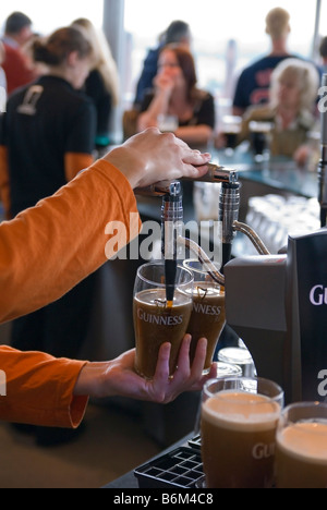 La perfetta Guinness versare in Gravity Bar alla Guinness Storehouse, Dublino, Irlanda Foto Stock