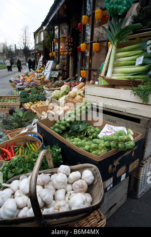 Verdure al di fuori di un fruttivendolo a Broadway, Worcestershire, Regno Unito Foto Stock