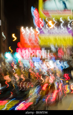 Zoom luci sfocate sulla via della città di Hong Kong Cina Foto Stock