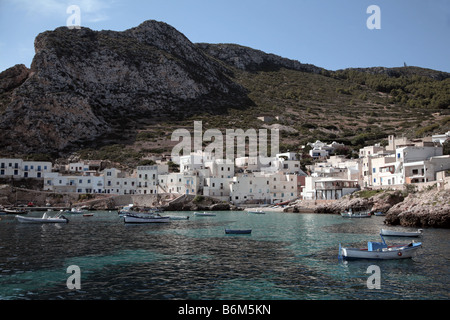 Levanzo porto dell'isola di Levanzo nella parte occidentale della Sicilia Isole Egadi. Foto Stock