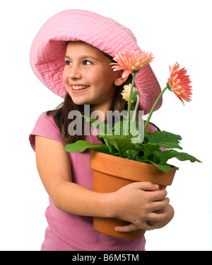 Ragazza giovane con un cappello rosa e margherite rosa in un vaso di fiori Foto Stock