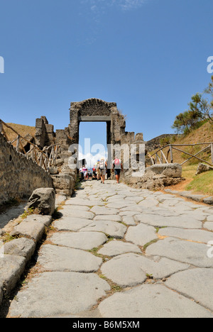 Via di Nocera e la Porta Nocera, Nuceria Gate, dall'esterno guardando nella città, Pompei, Campania, Italia, Europa. Foto Stock