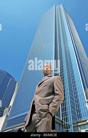 Bello il nero Business Man all'aperto accanto ad edifici per uffici Foto Stock
