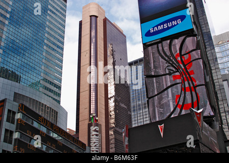 Edifici alti in Times Square Manhattan, New York City, Stati Uniti d'America Foto Stock