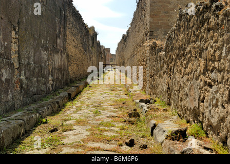 Una bella vista verso il vicolo stretto, Pompei, Campania, Italia, Europa. Foto Stock