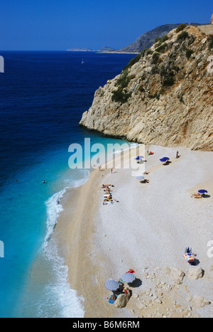 Spiaggia di Kaputas ai piedi di una ripida gola fornisce l'impostazione per una pittoresca Costa turchese scena, vicino a Kalkan, Turchia Foto Stock