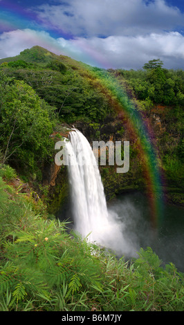 Cascata in Hawaii con un coloratissimo Arcobaleno fantastica Foto Stock