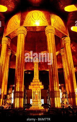 Seduto statua del Buddha entro la Botataung Paya Rangoon Birmania Myanmar Foto Stock