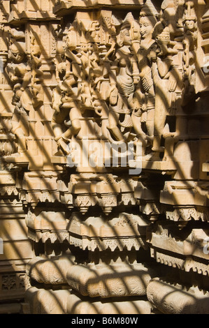 Colonne scolpite tempio Jain Jaisalmer Foto Stock