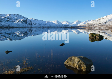 Loch Arklet, il Trossachs, Stirling, Scozia, Regno Unito. Il Arrochar Alpi sono riflesse in loch. Foto Stock