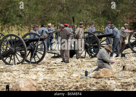 I soldati confederati cannoni di caricamento nella rievocazione della guerra civile americana la battaglia a 'Malvern Hill' Foto Stock