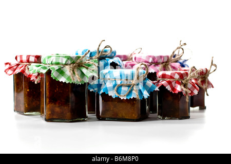 I vasetti di chutney coperto abbastanza tessuto gingham legato con la stringa rustico. Per essere dato come doni. Foto Stock