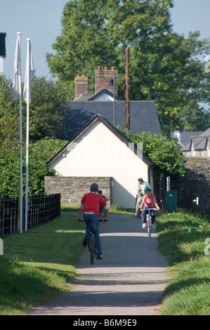 I ciclisti sulla taff trail a fianco del monmouthshire e canale Brecon Brecon Galles powys Foto Stock