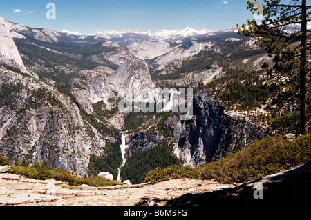 Poco Yosemite Valley mostra Nevada Falls sopra primaverile cade sul fiume Merced Foto Stock
