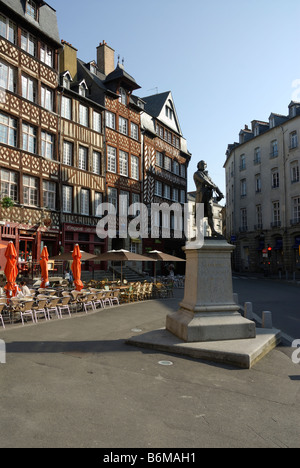 Rennes Bretagna Francia medievale colorati graticcio edifici su Place du Champ Jacquet Foto Stock