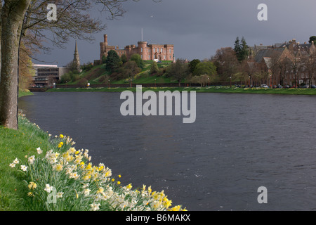 Inverness Fiume Ness guardando a nord verso il castello di Highland Regione Scozia Aprile 2008 Foto Stock