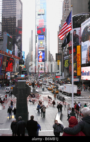 Famosa in tutto il mondo Times Square, guardando a sud da 47th St, Manhattan, New York City, Stati Uniti d'America Foto Stock