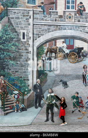 Una donna in posa per la sua immagine da una figura dipinta su una parete murale in Quebec City Foto Stock