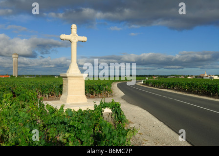 Pauillac Francia una croce sta in corrispondenza del bordo di un vigneto in corrispondenza del bordo della città di Pauillac Foto Stock