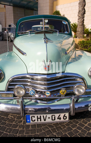 Chevrolet Fleetmaster auto parcheggiate lungo la strada, Portomaso, Saint Julian, Malta Foto Stock