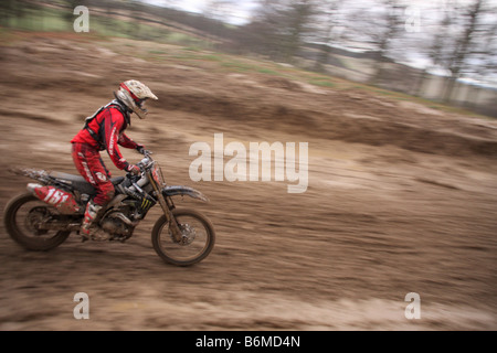 Il pilota di Motocross al dirt track Foto Stock