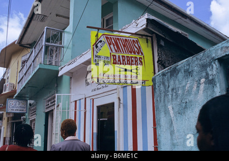 Scena di strada e Barber shop segno in Castries St Lucia isola dei Caraibi orientali Foto Stock