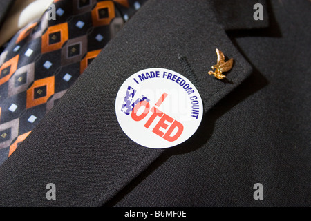 Ho votato adesivo sul bavero di un uomo di business suit Foto Stock