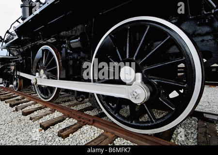 Dettaglio delle ruote in acciaio di una locomotiva a vapore sulla via presso la Tennessee Valley Railroad Museum a Chattanooga nel Tennessee Foto Stock