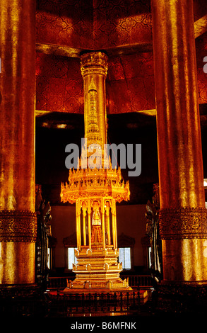 Seduto statua del Buddha entro la Botataung Paya Rangoon Birmania Myanmar Foto Stock