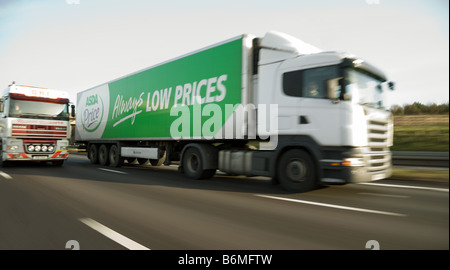 Un supermercato Asda camion sull'autostrada, REGNO UNITO Foto Stock