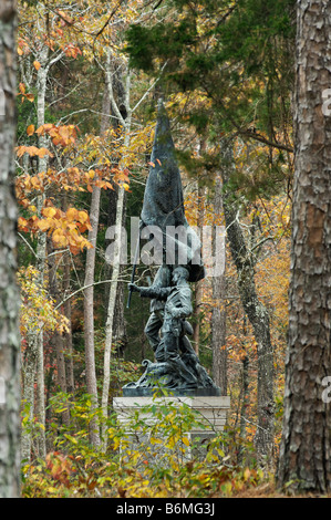 Civil War Memorial visto attraverso i boschi presso il campo di battaglia di Chickamauga Visitor Center a Fort Oglethorpe in Georgia Foto Stock