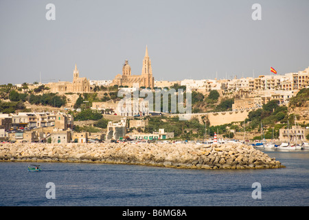 Visualizza in avvicinamento al porto di Mgarr dal mare, Mgarr a Gozo, Malta Foto Stock