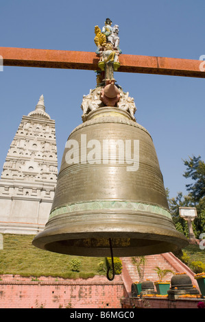 Bell appeso davanti di un tempio, tempio di Mahabodhi, Bodhgaya,, Gaya, Bihar, in India Foto Stock