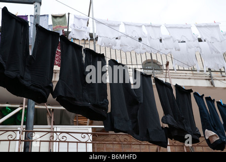 Israele Gerusalemme Mea Shearim vicinato close up in bianco e nero Servizio lavanderia Foto Stock