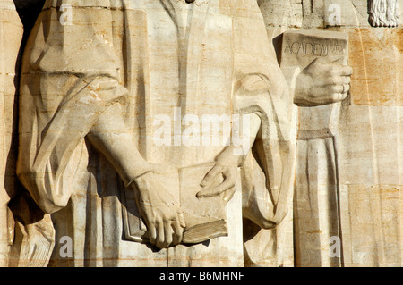 Dtail di sculture di Giovanni Calvino e Theodore Beza con un libro in mano loro, parete di riformatori, Ginevra Svizzera Foto Stock