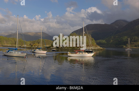 Cucito in file di grandi dimensioni in Loch Leven Vescovo s Bay a Glencoe montagne da nord a Ballachulish regione delle Highlands Scozzesi Giugno 2008 Foto Stock