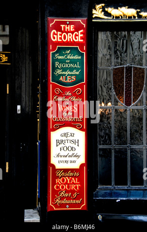 Pub The George Londra Strand Fleet Street Holborn Victorian fondata nel 1723 Foto Stock