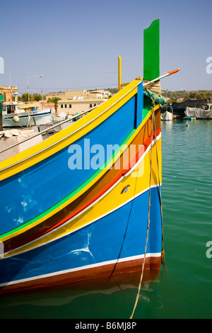 Luzzu barca da pesca ormeggiate nel porto di Marsaxlokk, Marsaxlokk, Malta Foto Stock