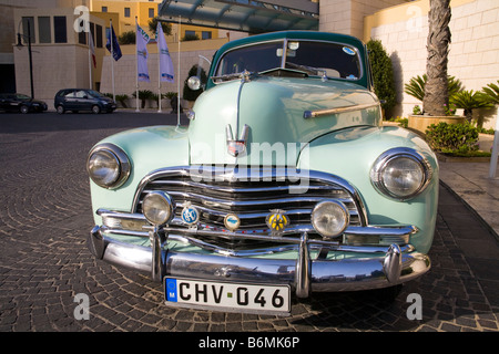 Chevrolet Fleetmaster auto parcheggiate lungo la strada, Portomaso, Saint Julian, Malta Foto Stock