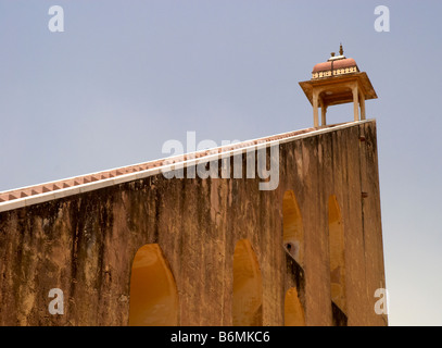 A 27 metri di altezza meridiana a Jantar Mantar Observatory a Jaipur, India. Foto Stock