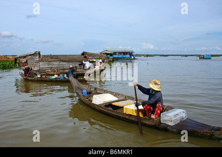 Donna vendita di ghiaccio sulla sua barca a Chong Kneas villaggio galleggiante. Lago Tonle Sap Cambogia Foto Stock