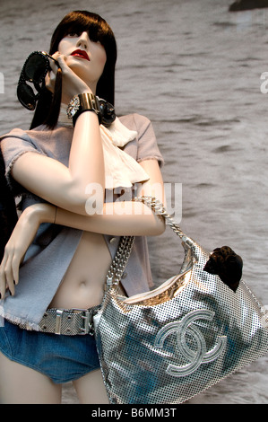 Dolce & Gabbana donna moda in Kensington e Knightsbridge moderno ed alla moda mostrano trend shop window shopping shop Foto Stock