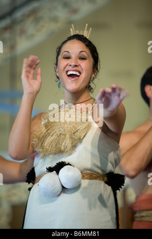 LA'IE, HI - Luglio 26: performance di danza a Hawaii è il Centro Culturale Polinesiano. Foto Stock