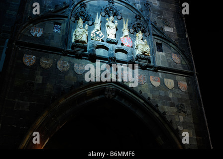 Charles Bridge dettaglio la torre del ponte della Città Vecchia dettaglio Praga Repubblica Ceca Foto Stock