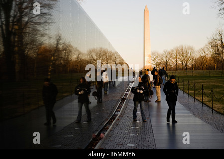 I visitatori a piedi lungo il Vietnam Veterans Memorial Wall Foto Stock