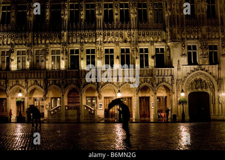 Persone pioggia Grand Palace square Bruxelles Belgio UE belga Euro europeo Europa architettura gotica di notte la vita notturna travel Foto Stock